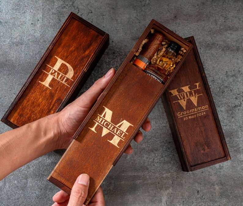 Personalisierte gravierte Holzbox mit Namen und Datum, Gedenkbox zur Hochzeit, Verlobung/Antrag/Geburtstagsgeschenk für Bräutigam/Männer/Vater