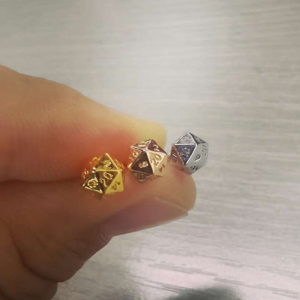 D20 Dice Stud EarringsDoldols