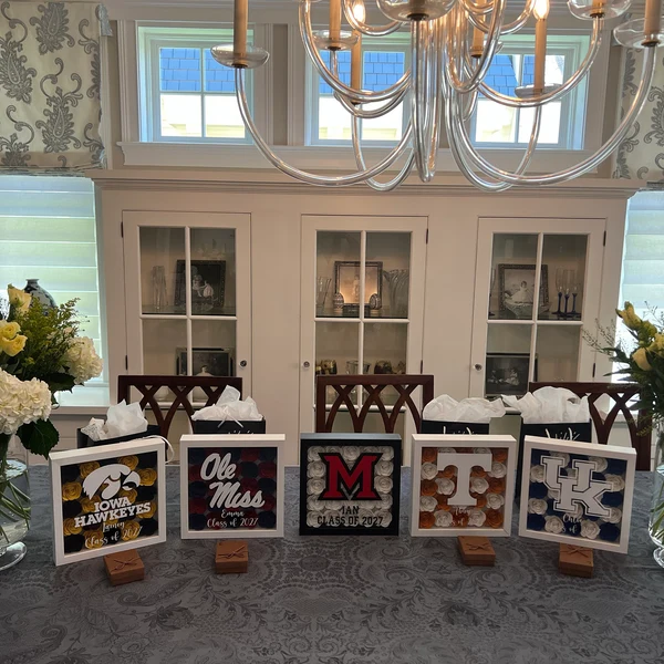 Blumen-Schattenbox – College-Logo – Abschlussgeschenke – College-Zulassung, High-School-Abschluss, Geschenk zum Entscheidungstag – College-Verpflichtung